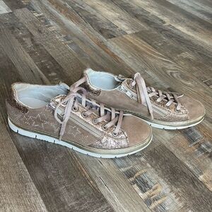 KHRIO Vera Peele Metallic Gold Light Brown Suede Star Studded Sneakers, Sz 8/39